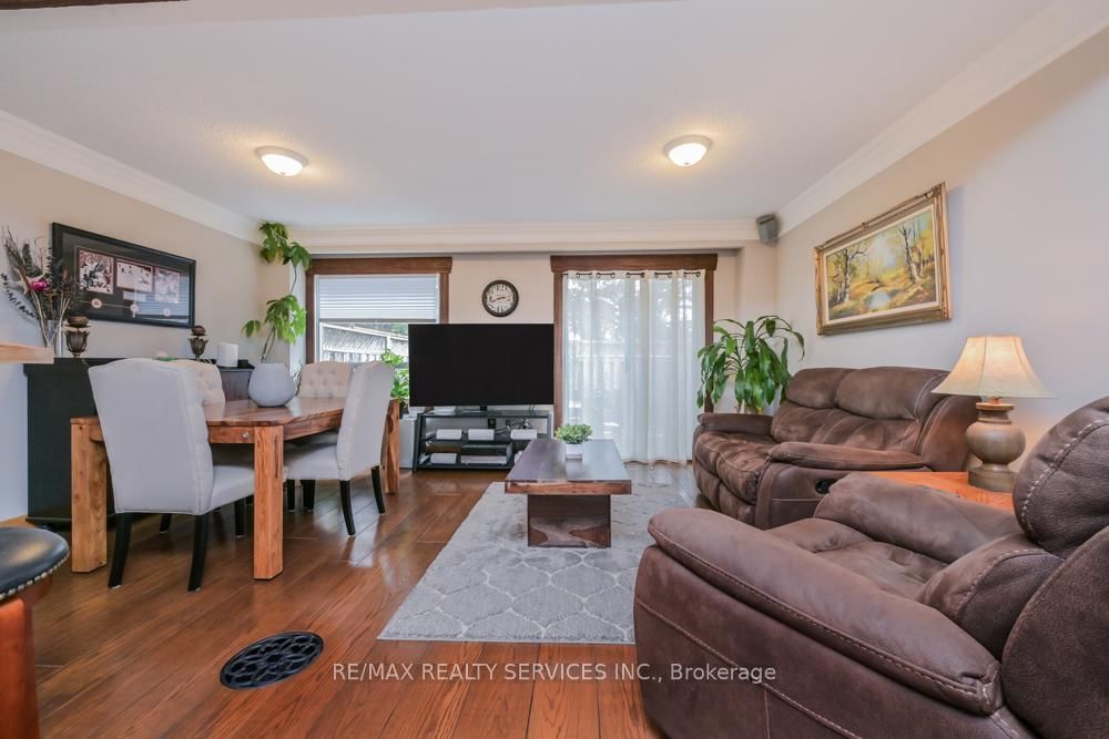 Townhouse for sale at 8 Collins Crescent, Brampton, Ontario, L6V 3M9 - Brampton North - MLS: W12916504