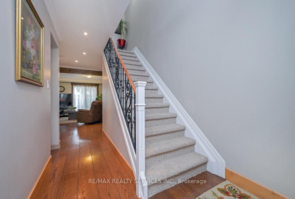 Townhouse for sale at 8 Collins Crescent, Brampton, Ontario, L6V 3M9 - Brampton North - MLS: W12916504