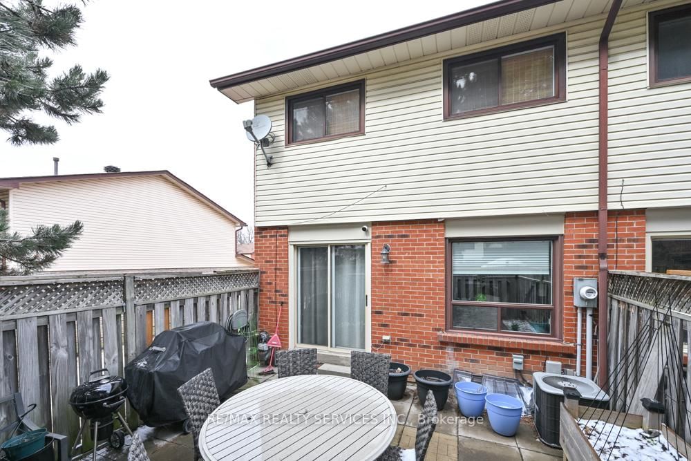 Townhouse for sale at 8 Collins Crescent, Brampton, Ontario, L6V 3M9 - Brampton North - MLS: W12916504