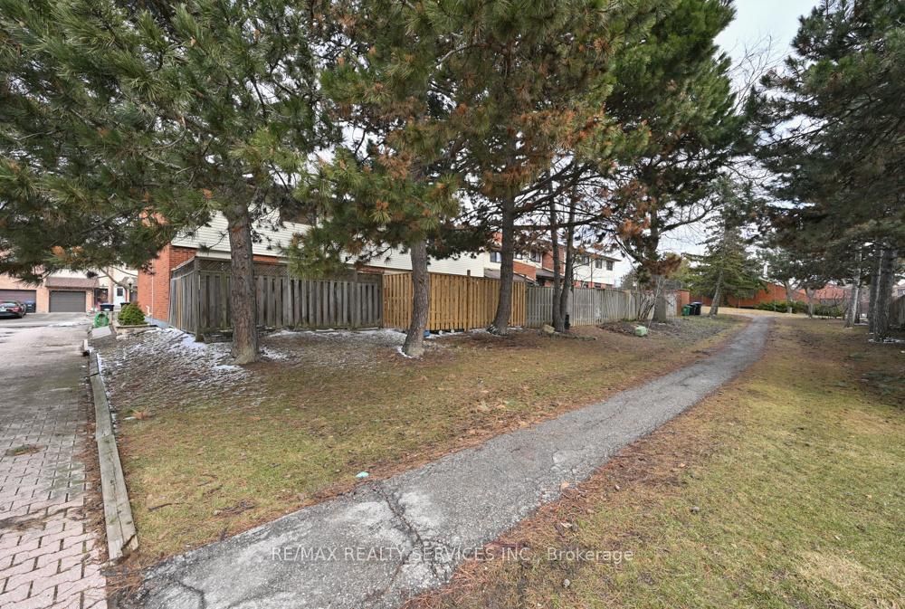 Townhouse for sale at 8 Collins Crescent, Brampton, Ontario, L6V 3M9 - Brampton North - MLS: W12916504