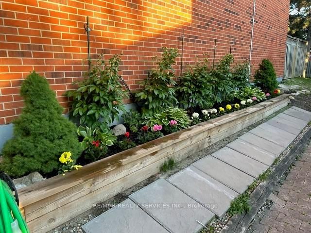 Townhouse for sale at 8 Collins Crescent, Brampton, Ontario, L6V 3M9 - Brampton North - MLS: W12916504