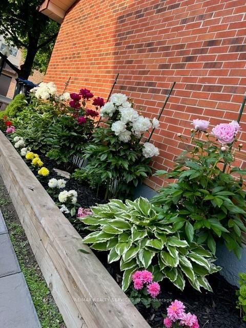 Townhouse for sale at 8 Collins Crescent, Brampton, Ontario, L6V 3M9 - Brampton North - MLS: W12916504