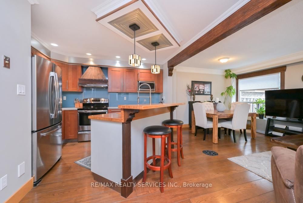 Townhouse for sale at 8 Collins Crescent, Brampton, Ontario, L6V 3M9 - Brampton North - MLS: W12916504