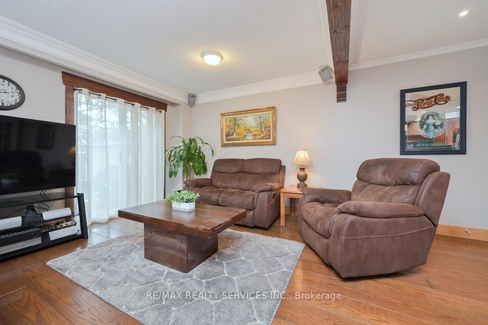 Townhouse for sale at 8 Collins Crescent, Brampton, Ontario, L6V 3M9 - Brampton North - MLS: W12916504