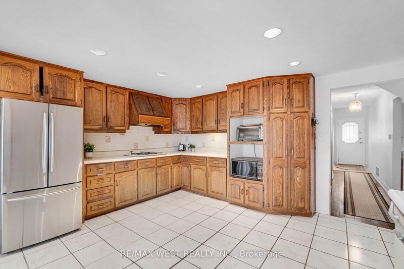 1518 Cawthra Rd, Mississauga, L5G 4L2 | Image 3