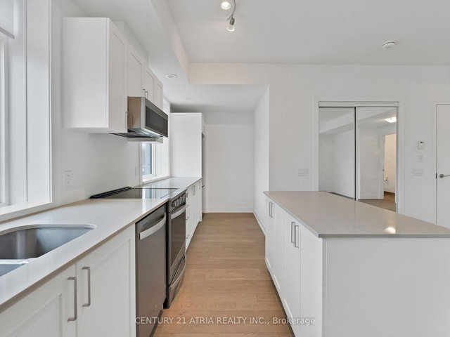 212 - 1085 Douglas Mccurdy Common