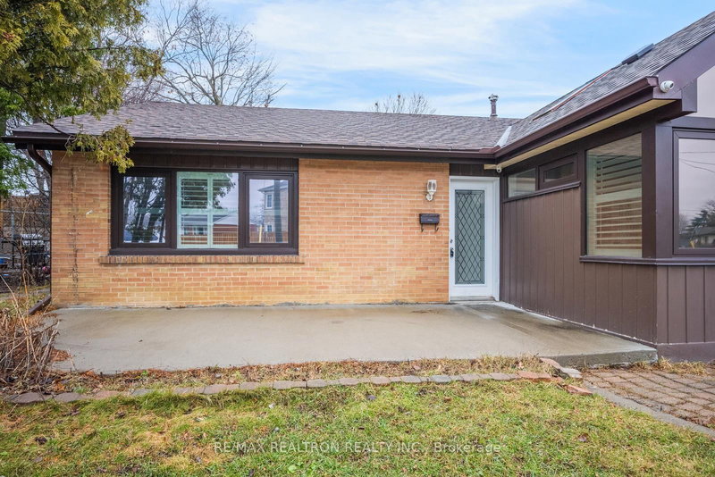 30 Lawrence Crescent