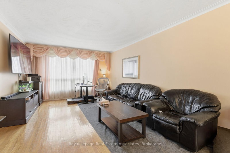 652 Eversley Dr, Mississauga, L5A 2C9 | Image 3