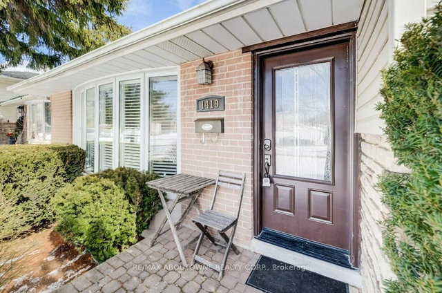 1419 Sandgate Crescent