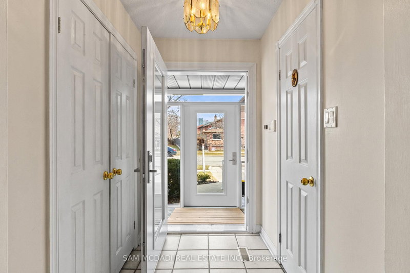 1004 Queensbridge Dr, Mississauga, L5C 3R1 | Image 2