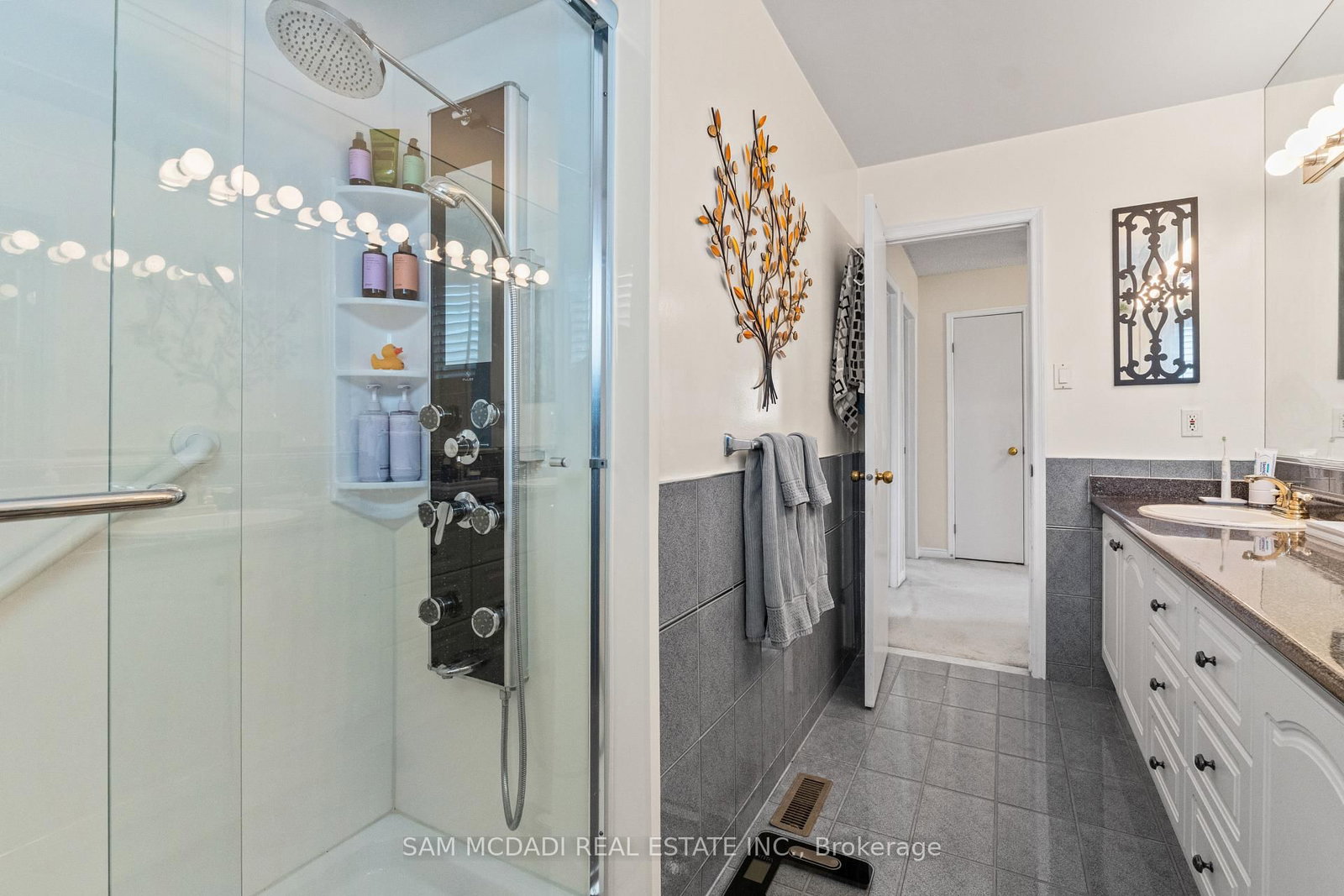 Detached House for sale at 1004 Queensbridge Drive, Mississauga, Ontario, L5C 3R1 - Creditview - MLS: W12919480