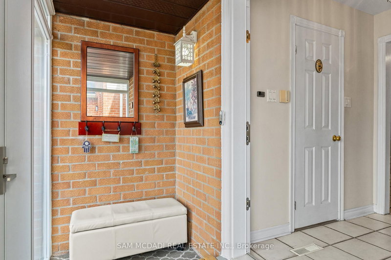 1004 Queensbridge Dr, Mississauga, L5C 3R1 | Image 3