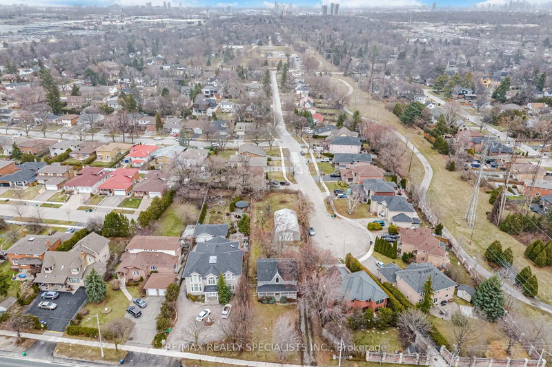 2131 Cawthra Rd, Mississauga, L5A 2W6 | Image 2