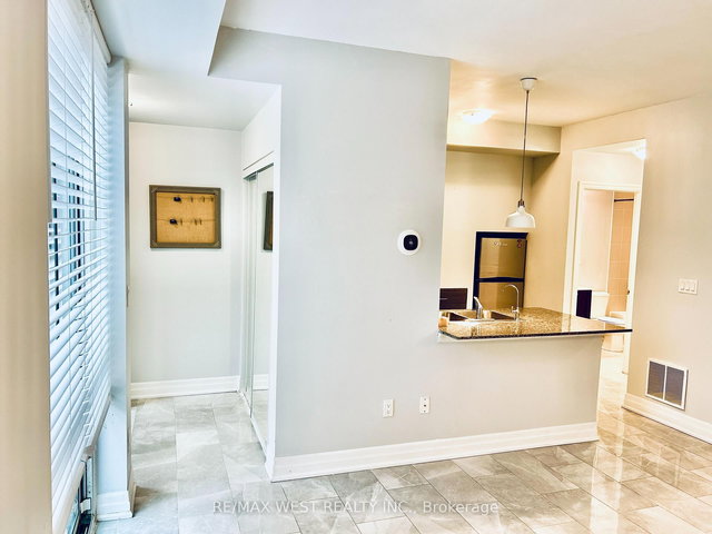 102 - 5 Sousa Mendes Street