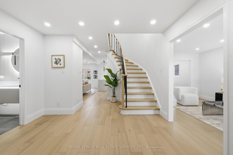 1332 Quinpool Crt, Mississauga, L5C 4J3 | Image 2