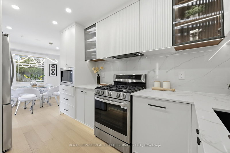 1332 Quinpool Crt, Mississauga, L5C 4J3 | Image 3