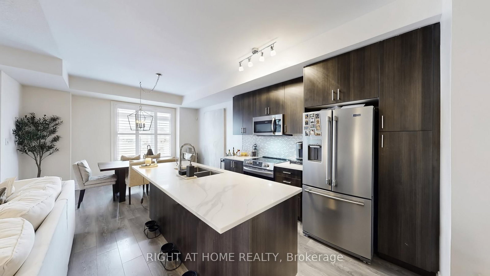 Townhouse for sale at 1423 Clarriage Court, Milton, Ontario, L9E 1J4 - Ford - MLS: W12920664