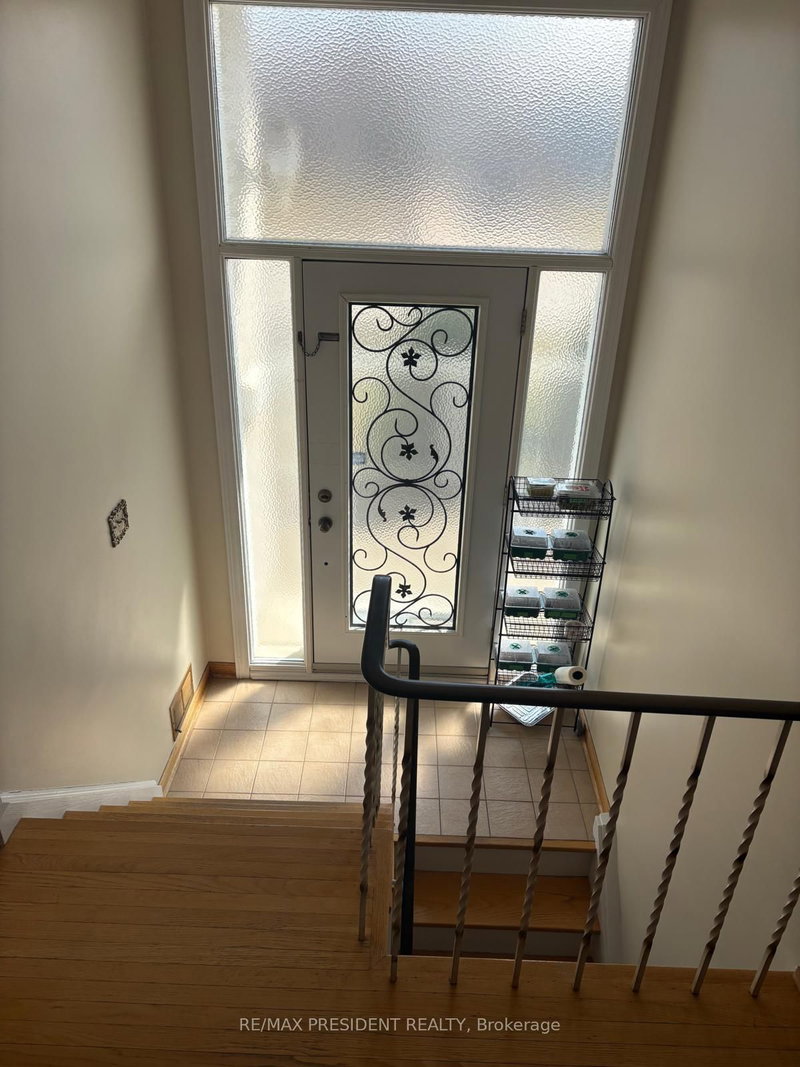 3759 Bayswater Cres, Mississauga, L4T 2G6 | Image 3