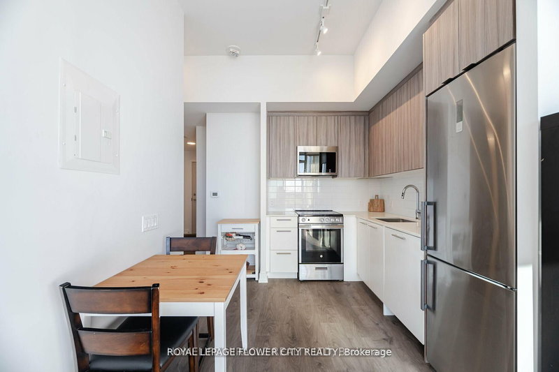 811 - 215 Veterans Dr, Brampton, L7A 0B6 | Image 3