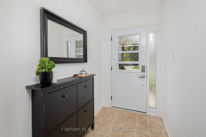 1324 Quinpool Crt, Mississauga, L5C 4J3 | Image 3