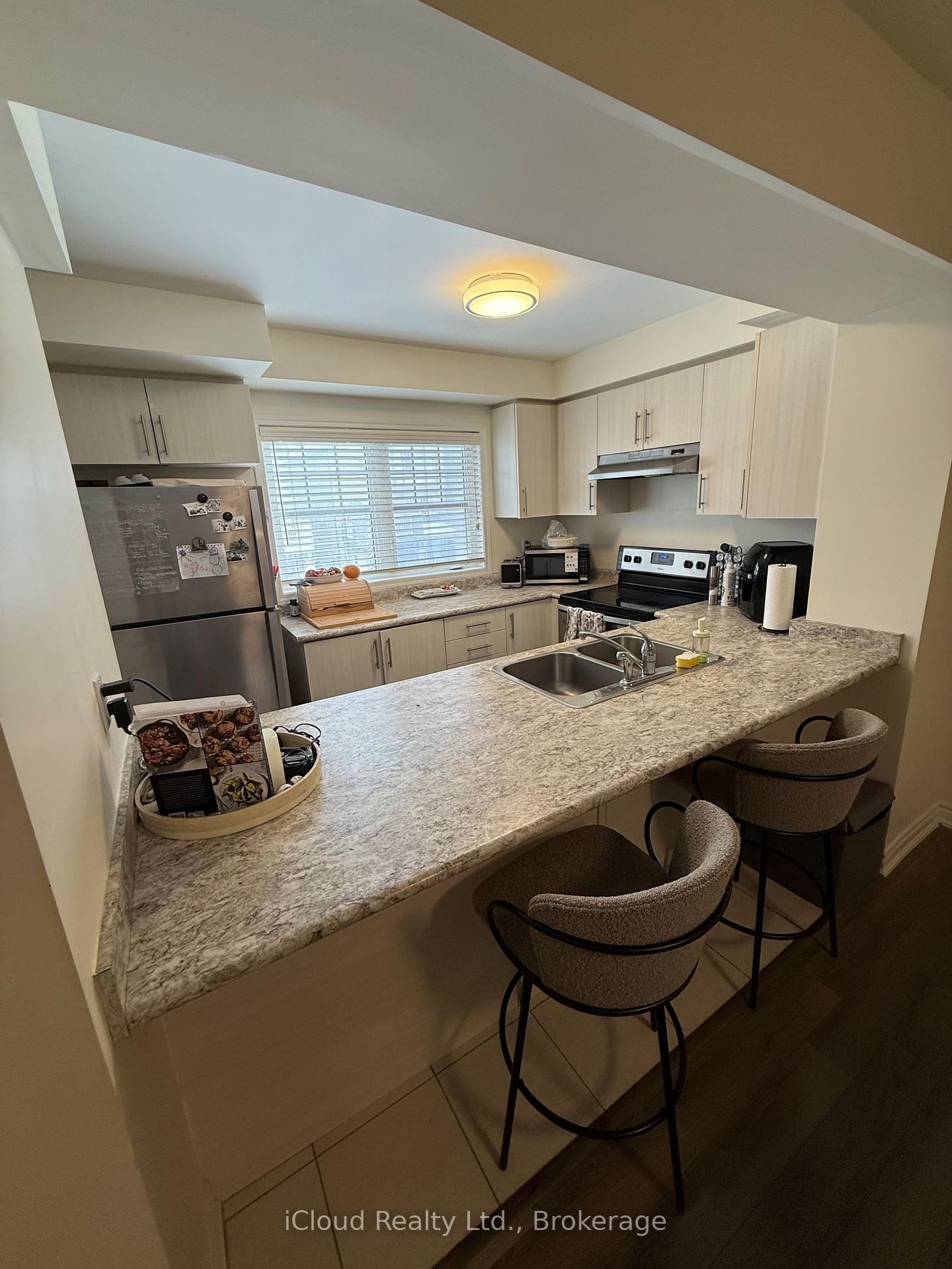 Townhouse for sale at 114 Frost Court, Milton, Ontario, L9E 1C9 - Ford - MLS: W12920926