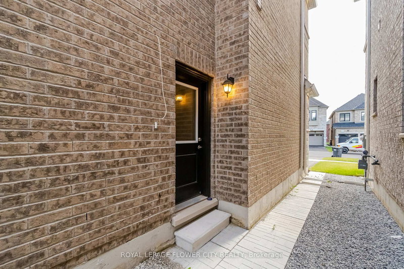 8 Ixworth Circ, Brampton, L6Y 6J8 | Image 3