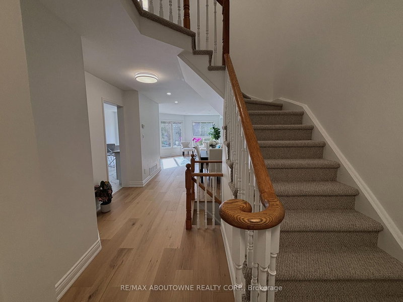 1114 Lindsay Dr, Oakville, L6M 3B4 | Image 2