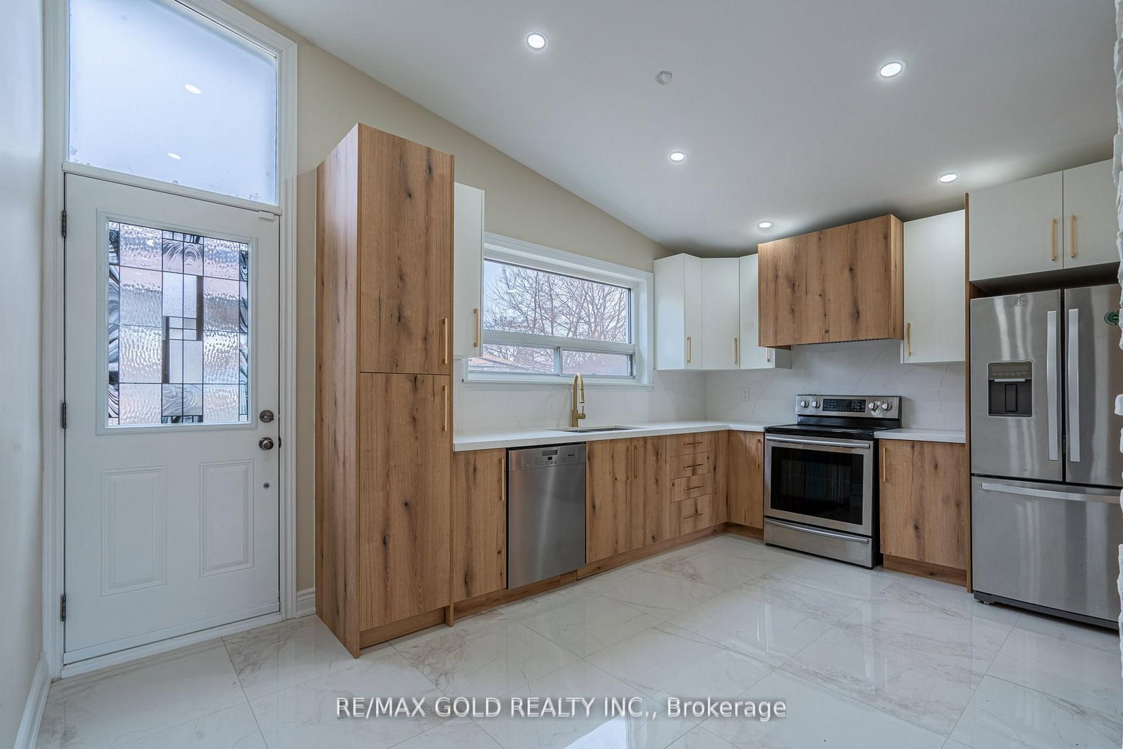 Detached House for sale at 15 Athlone Avenue, Brampton, Ontario, L6T 2N5 - Avondale - MLS: W12921338