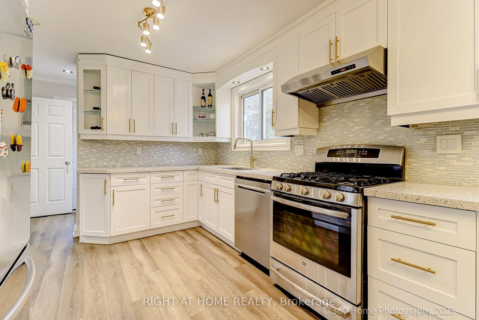 Detached House for sale at 38 Culham Street, Oakville, Ontario, L6H 1G5 - College Park - MLS: W12921352