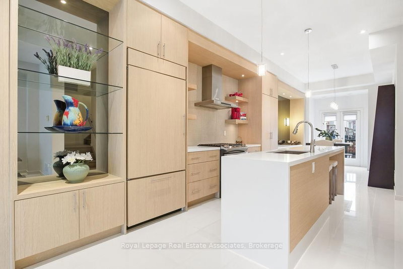 228 Vellwood Common, Oakville, L6L 0E8 | Image 2