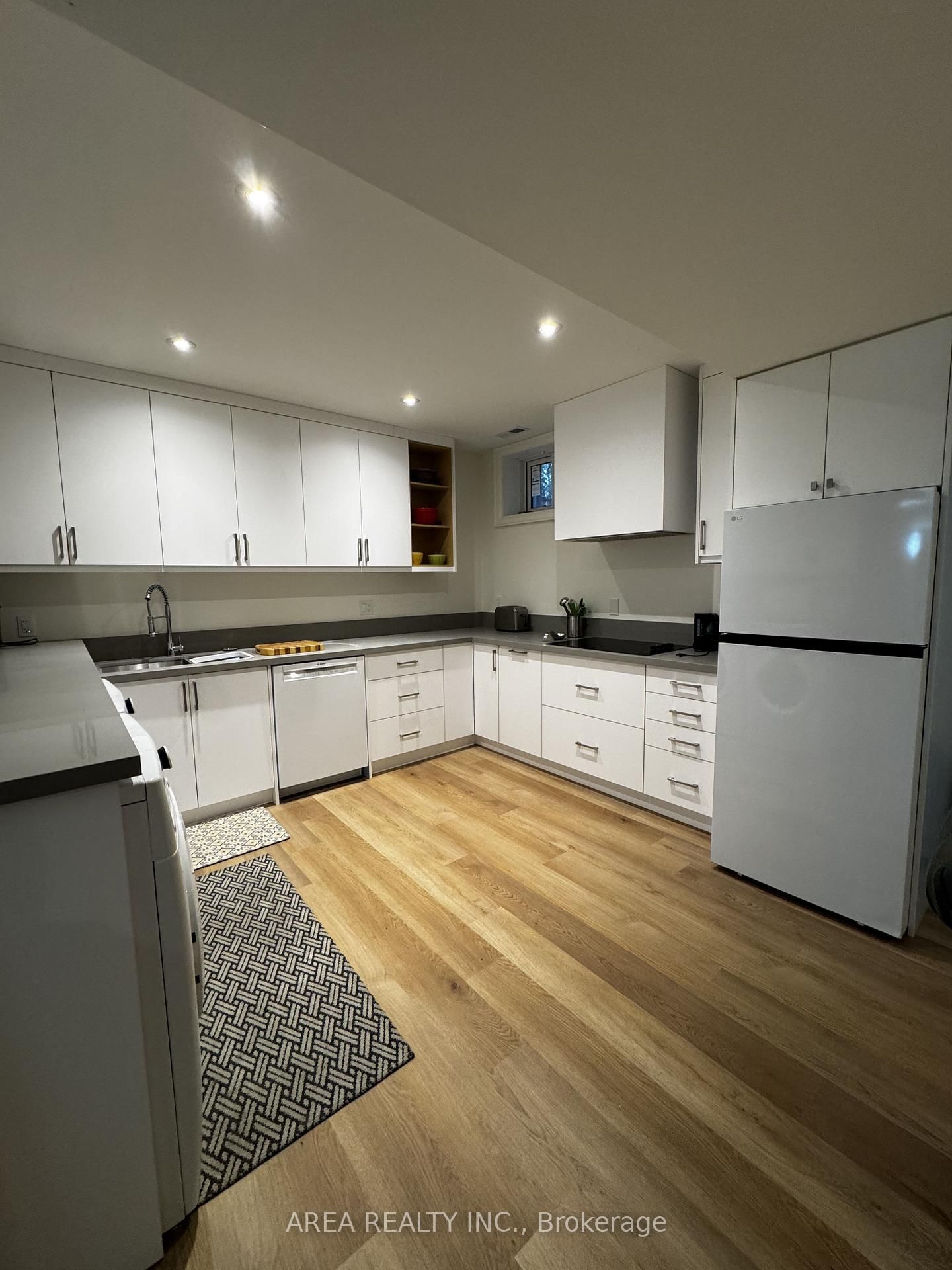 1413 Queen Victoria Avenue, Unit Lower - Photo 4