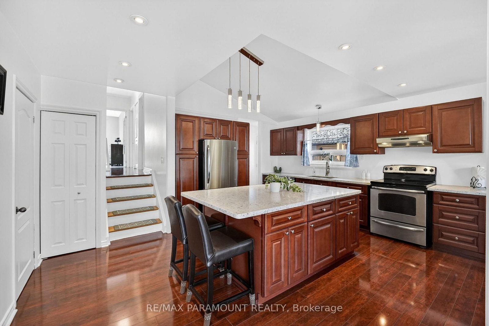 Detached House for sale at 5 Cavendish Crescent, Brampton, Ontario, L6T 1Z3 - Avondale - MLS: W12922956