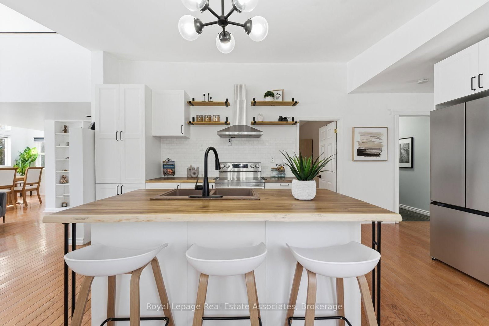 Detached House for sale at 708 Montbeck Crescent, Mississauga, Ontario, L5G 1P3 - Lakeview - MLS: W12923038