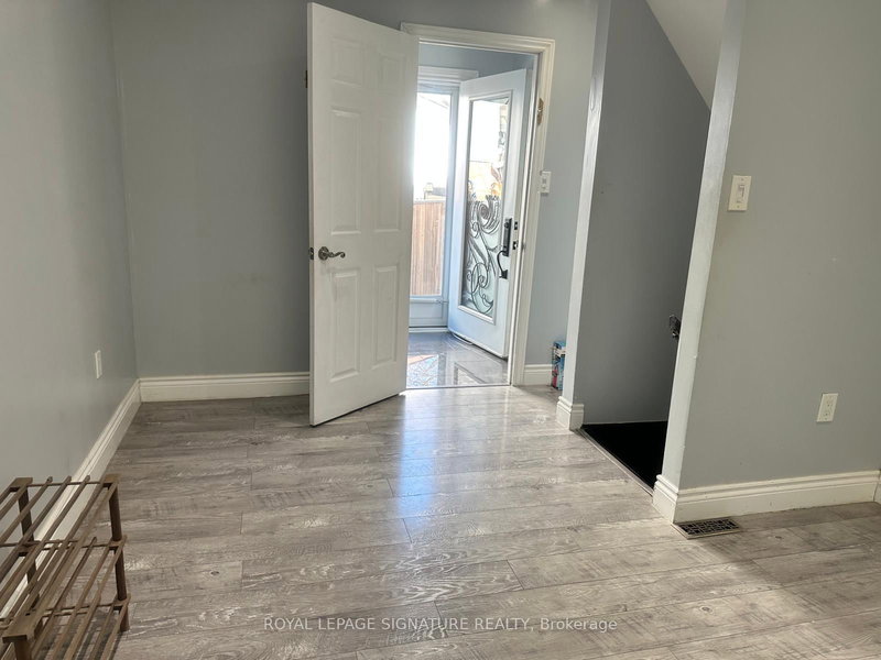 63 Wallis Cres, Toronto, M9V 4K2 | Image 3