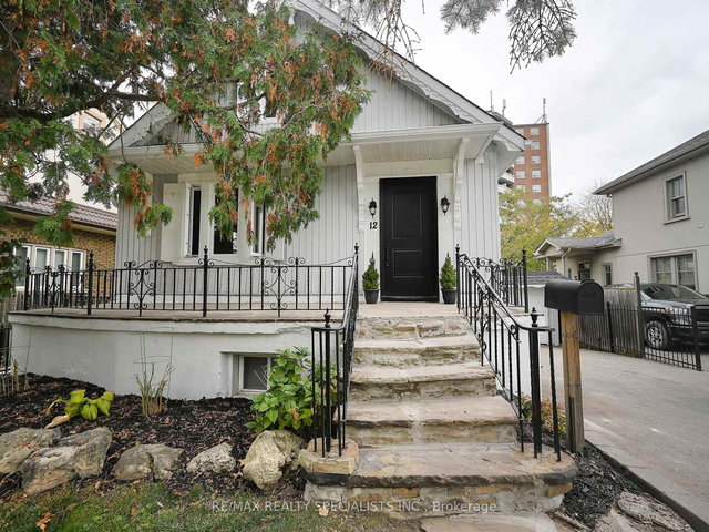 12 Elizabeth Street S