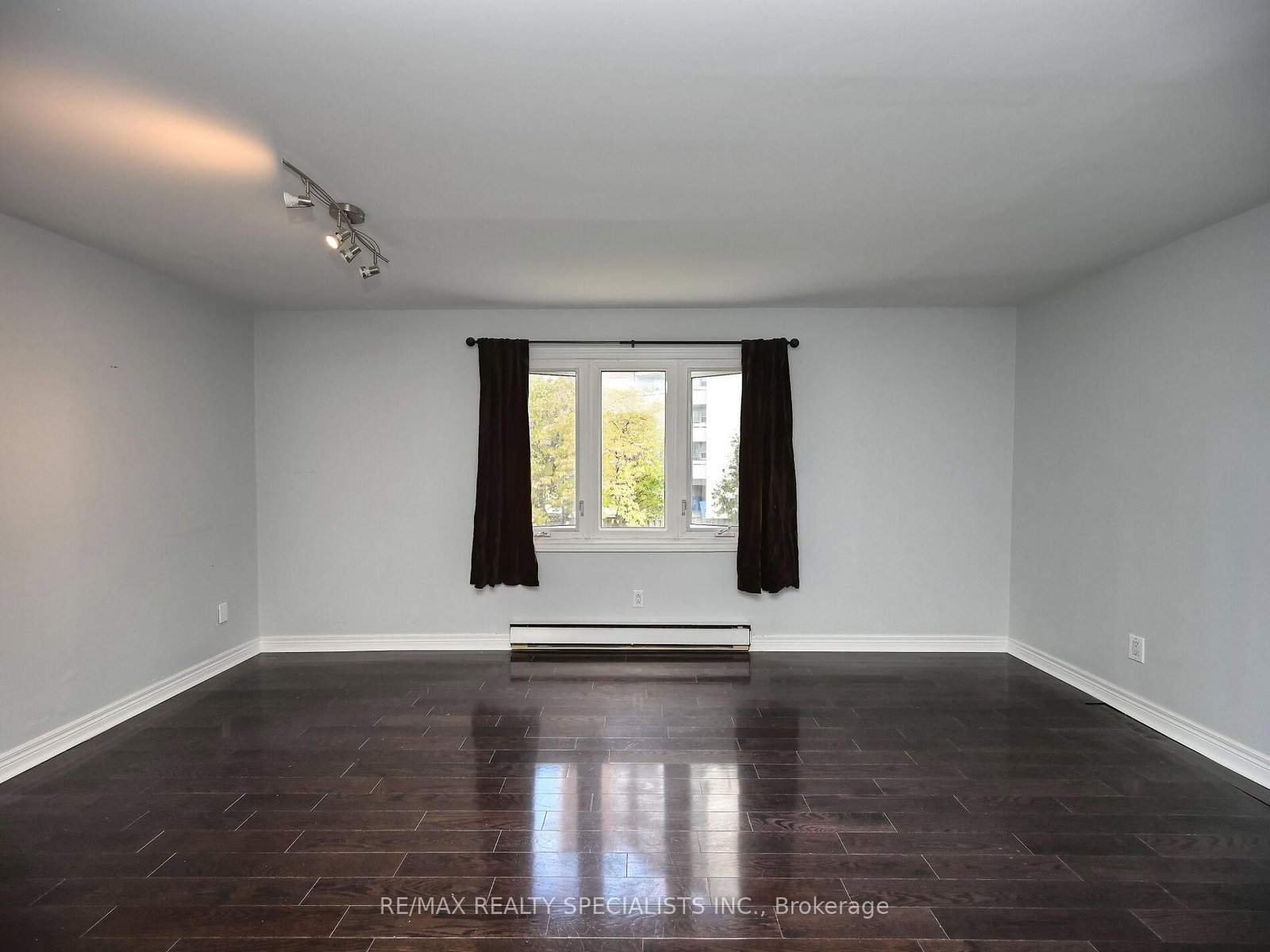 Detached House for sale at 12 Elizabeth Street, Brampton, Ontario, L6Y 1P8 - Downtown Brampton - MLS: W12923424