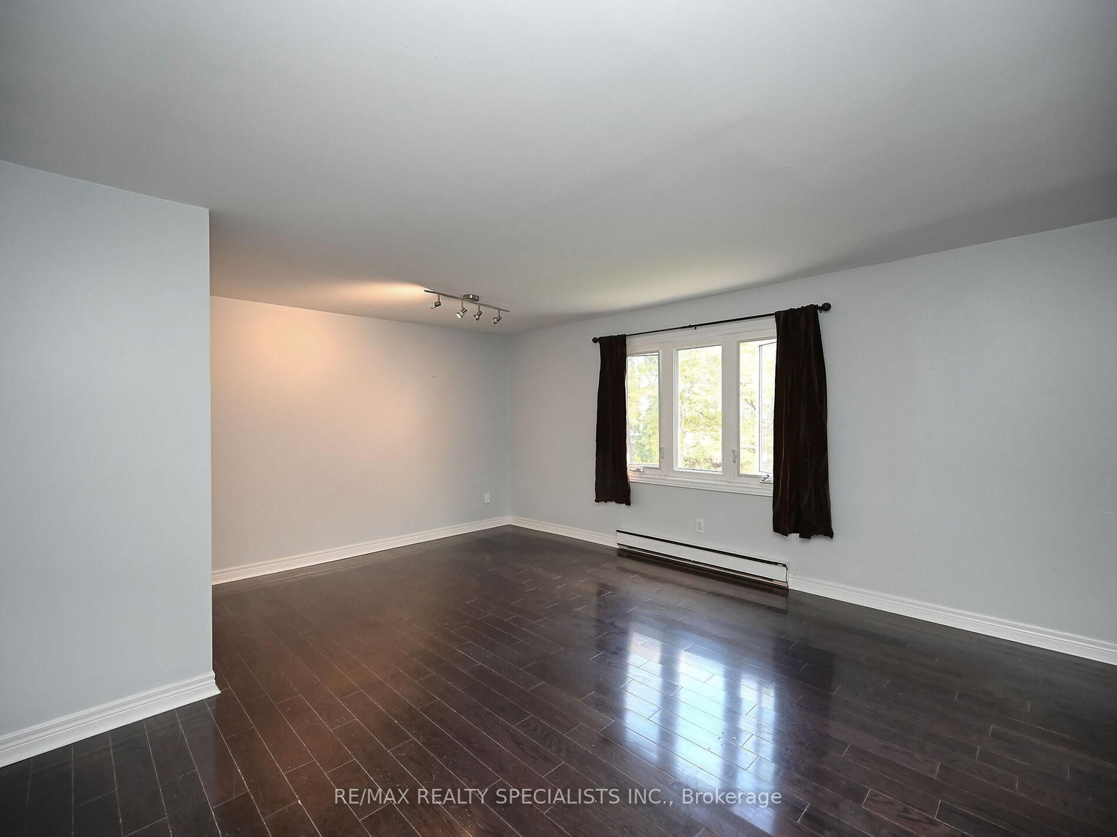 Detached House for sale at 12 Elizabeth Street, Brampton, Ontario, L6Y 1P8 - Downtown Brampton - MLS: W12923424