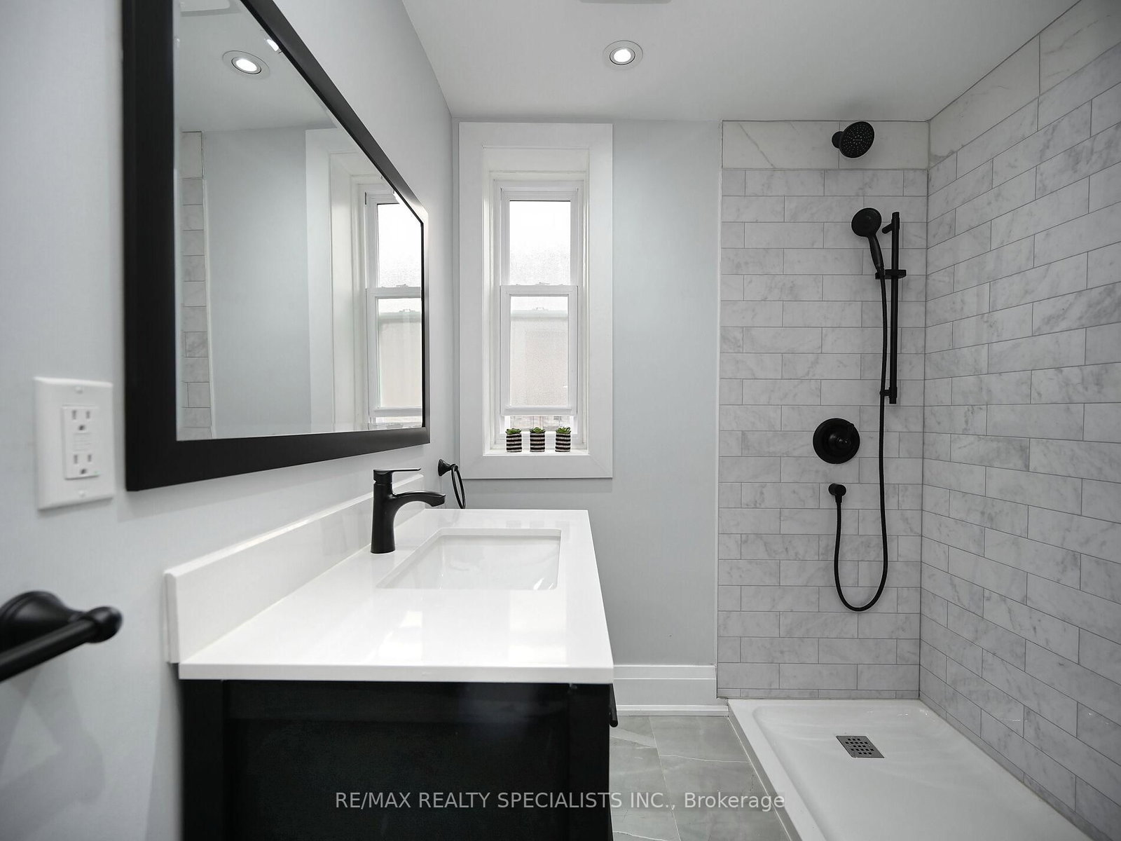 Detached House for sale at 12 Elizabeth Street, Brampton, Ontario, L6Y 1P8 - Downtown Brampton - MLS: W12923424