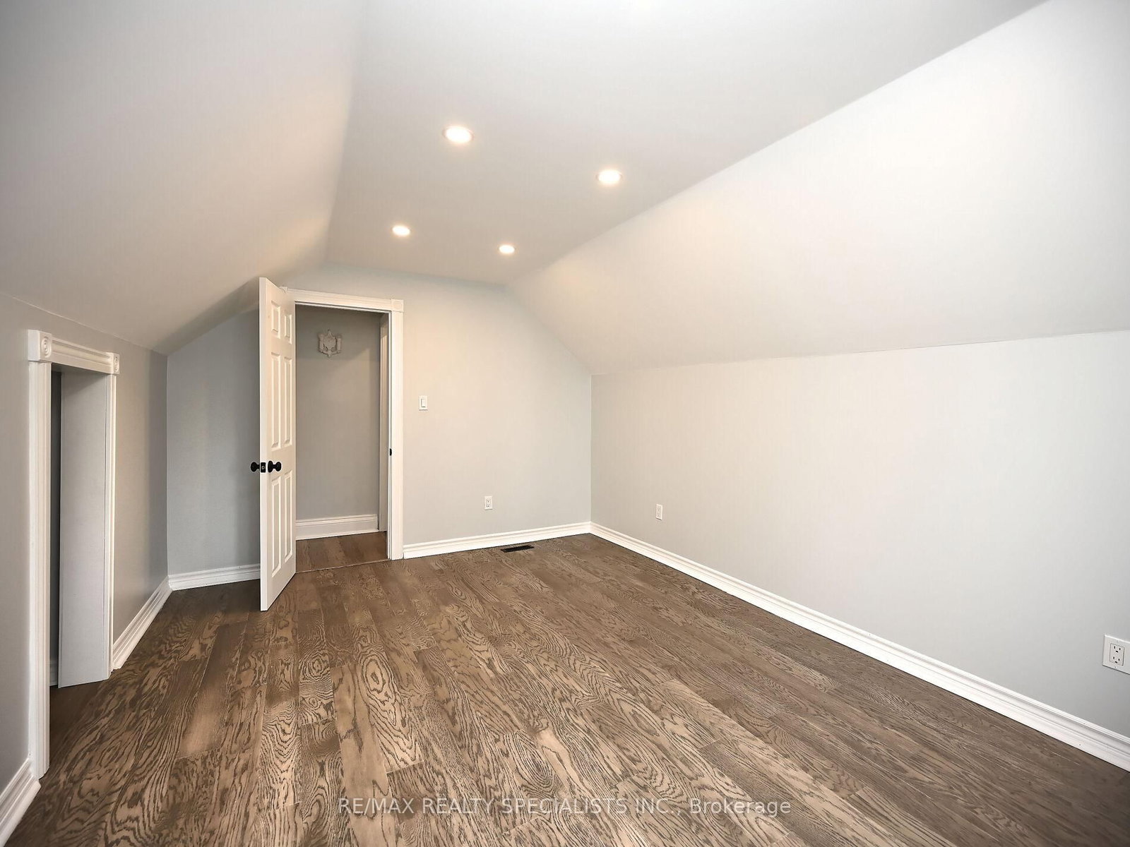 Detached House for sale at 12 Elizabeth Street, Brampton, Ontario, L6Y 1P8 - Downtown Brampton - MLS: W12923424