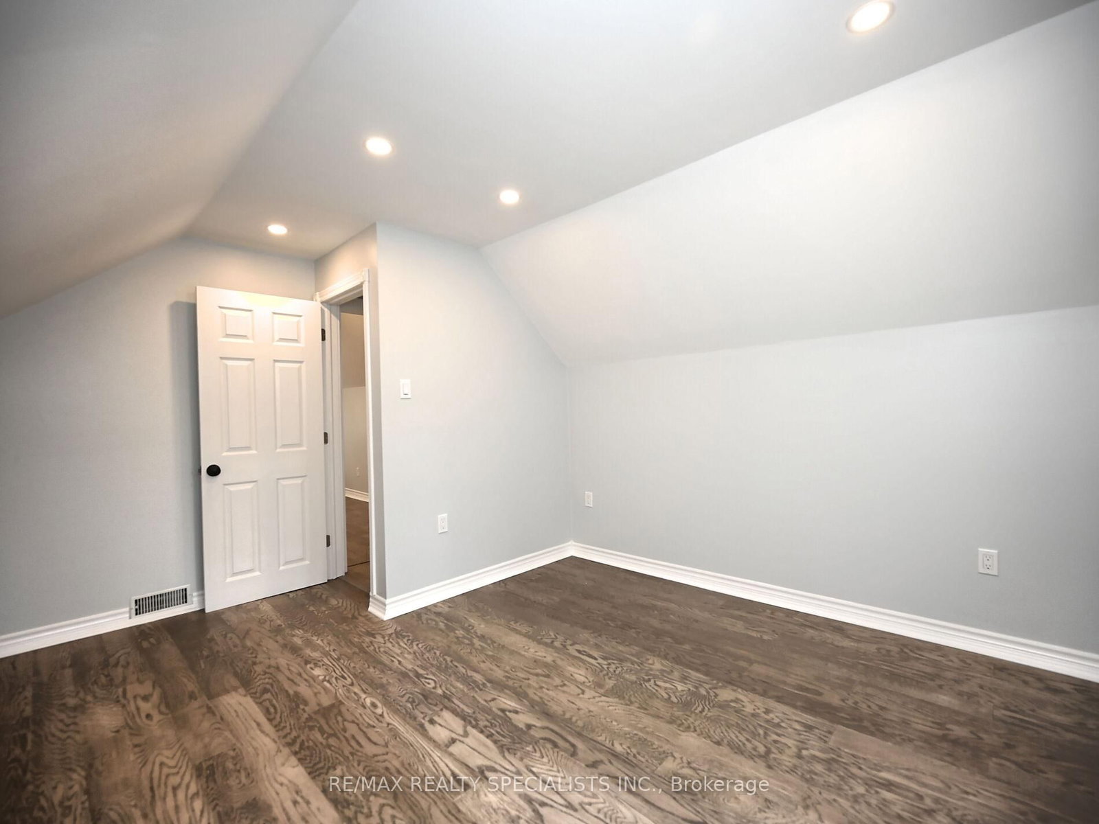 Detached House for sale at 12 Elizabeth Street, Brampton, Ontario, L6Y 1P8 - Downtown Brampton - MLS: W12923424