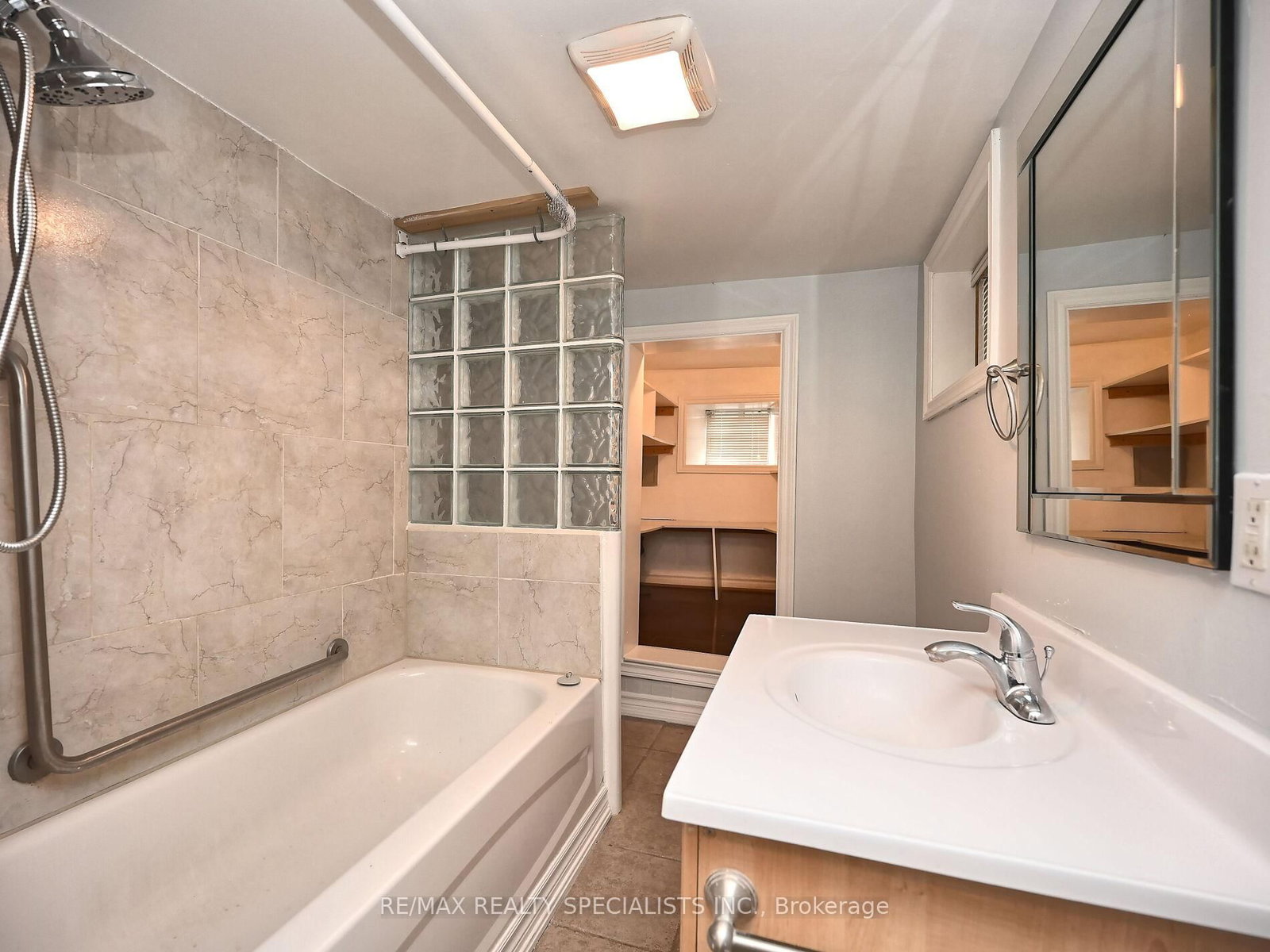 Detached House for sale at 12 Elizabeth Street, Brampton, Ontario, L6Y 1P8 - Downtown Brampton - MLS: W12923424