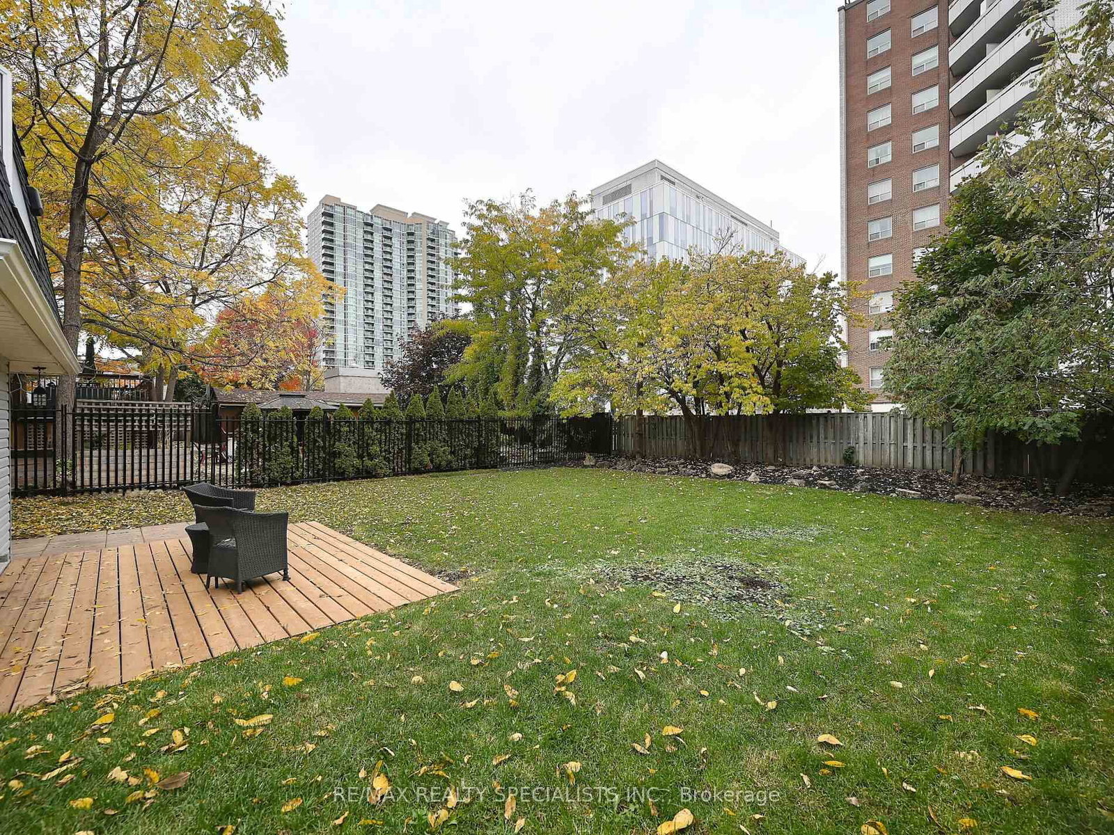 Detached House for sale at 12 Elizabeth Street, Brampton, Ontario, L6Y 1P8 - Downtown Brampton - MLS: W12923424