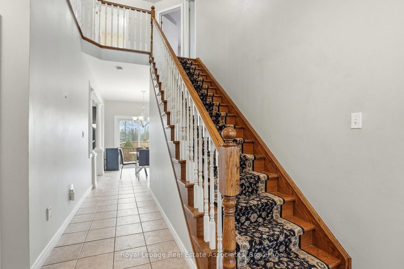 486 Delaney Crt, Burlington, L7L 5T7 | Image 3