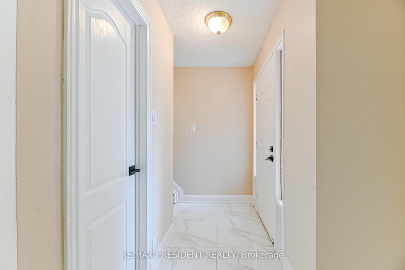 4 Lawnview Crt, Brampton, L7G 1T4 | Image 3