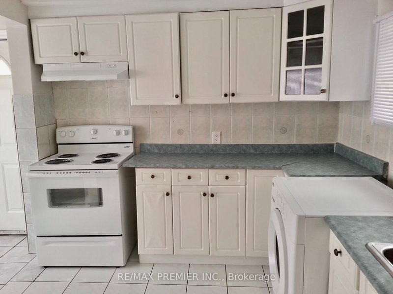 34 Mc Farland Ave, Toronto, M6H 3N1 | Image 2