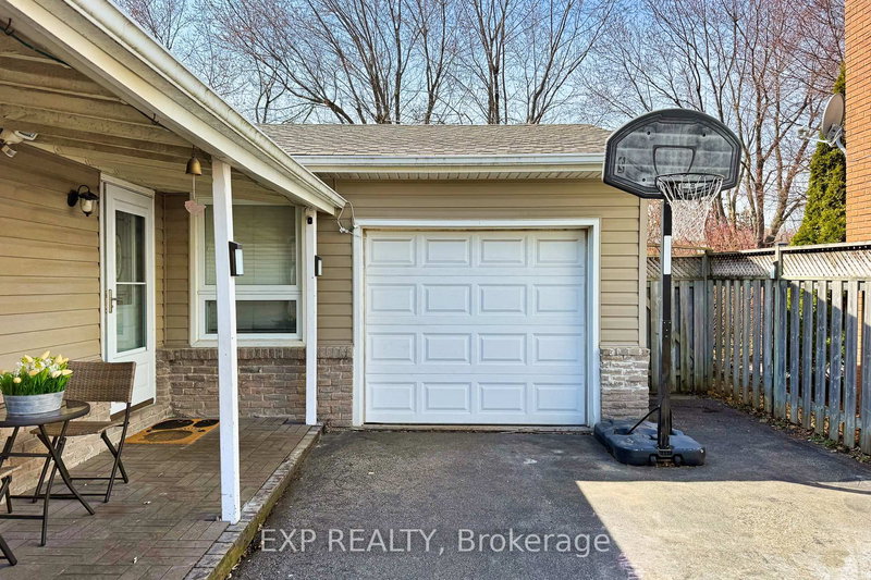 584 Elliott Cres, Milton, L9T 3G4 | Image 3