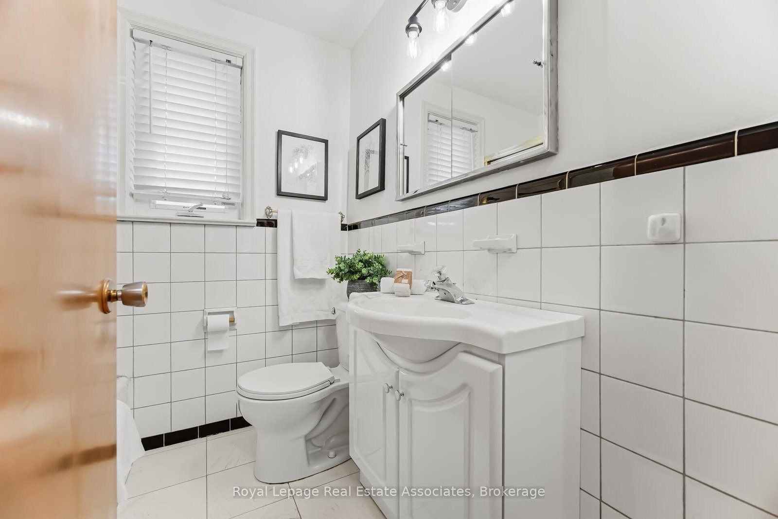 Detached House for sale at 5 Rosewood Avenue, Toronto, Ontario, M8Z 1X3 - Stonegate-Queensway - MLS: W12924746