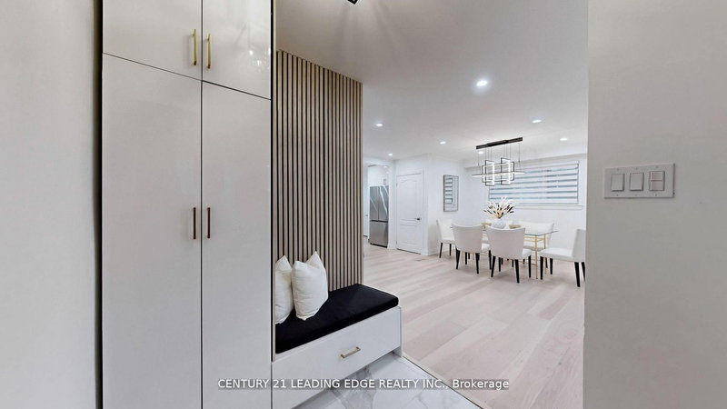 3070 O'Hagan Dr, Mississauga, L5C 2C5 | Image 2