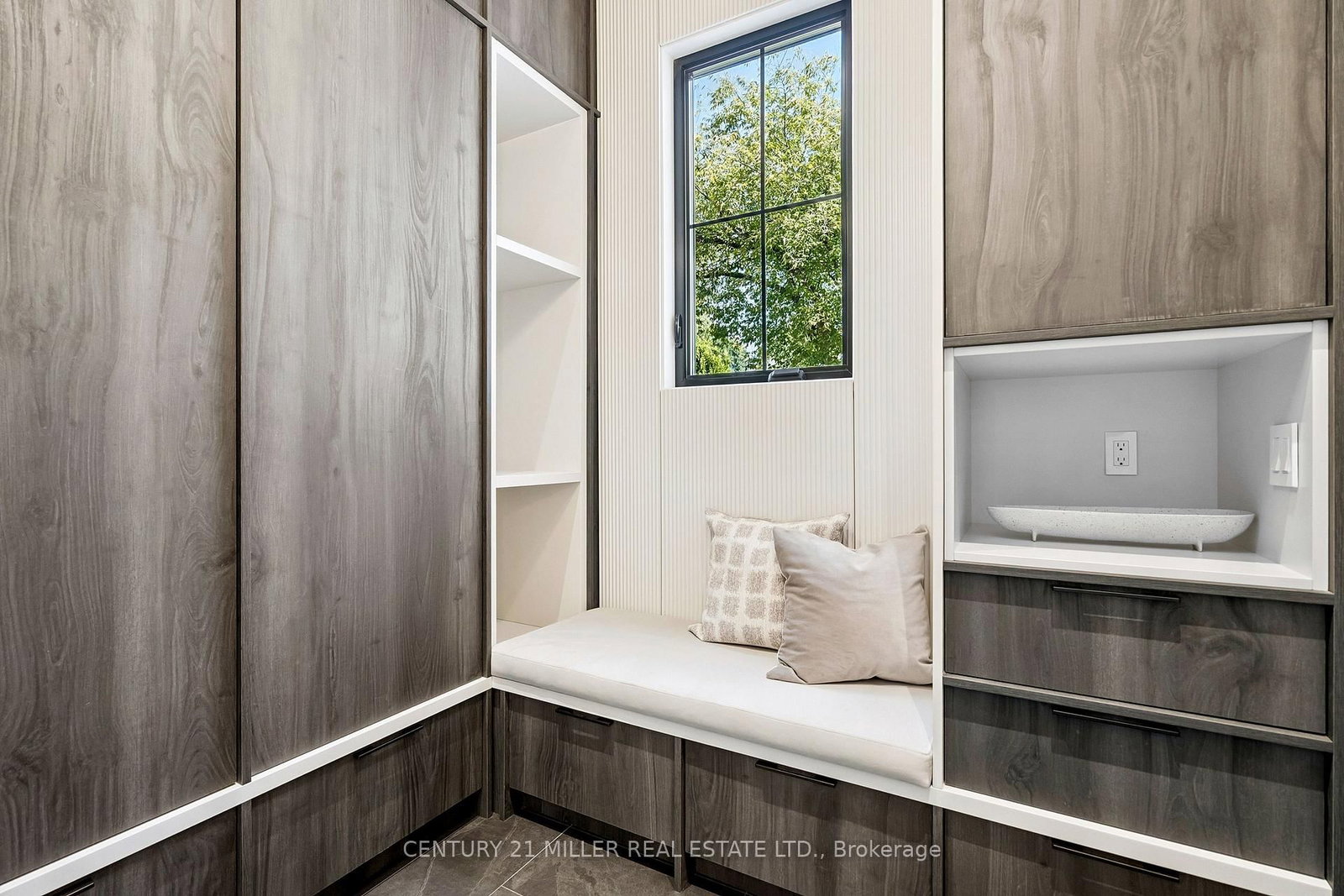 Detached House for sale at 517 Stafford Drive, Oakville, Ontario, L6L 4M4 - West - MLS: W12925558