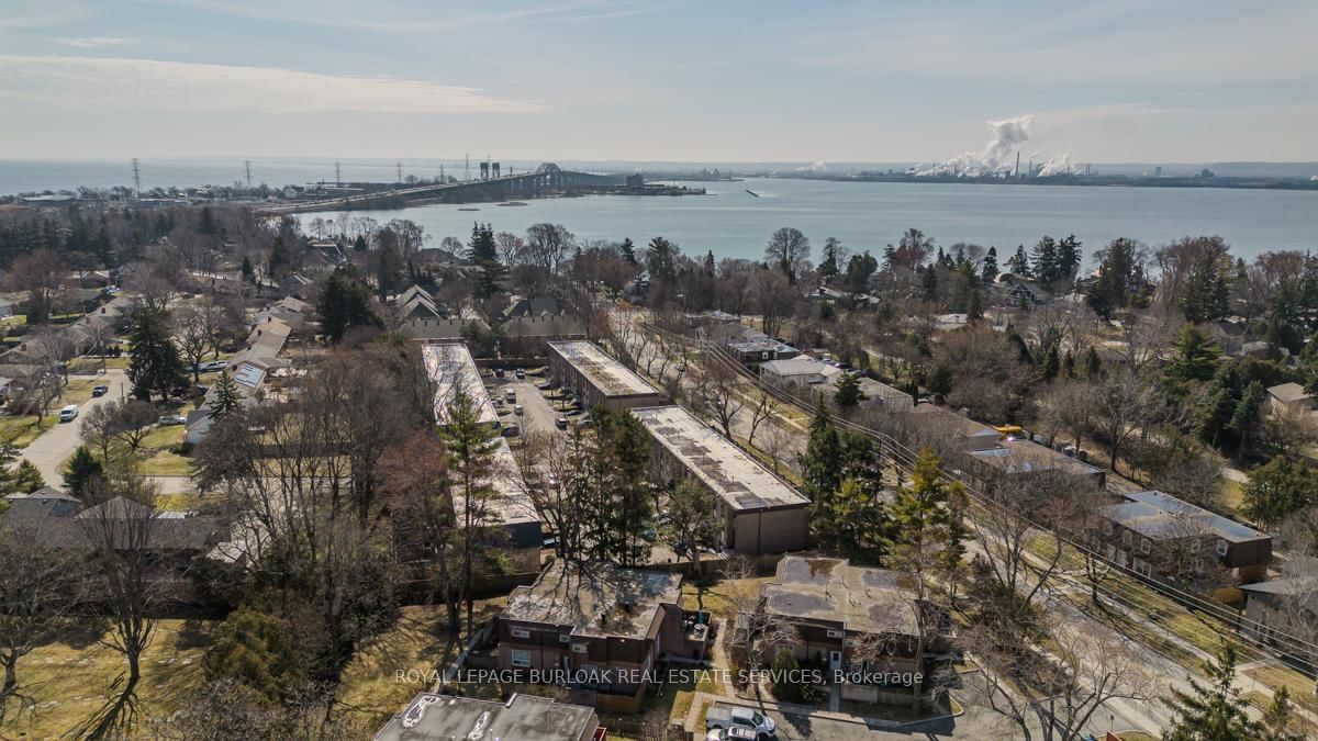 Townhouse for sale at 621 Francis Road, Burlington, Ontario, L7T 3X6 - LaSalle - MLS: W12926172